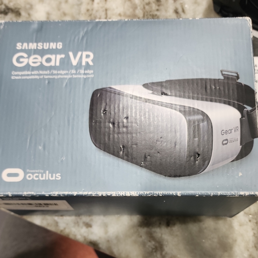Samsung Gear VR Headset - Black and White